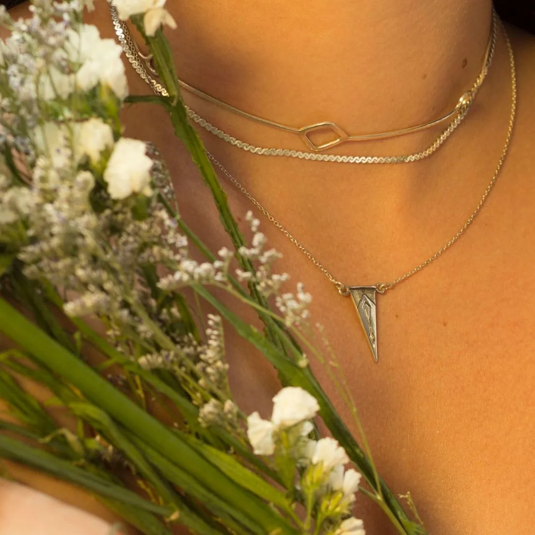 Collares en capas con dije triángulo grabado y flores